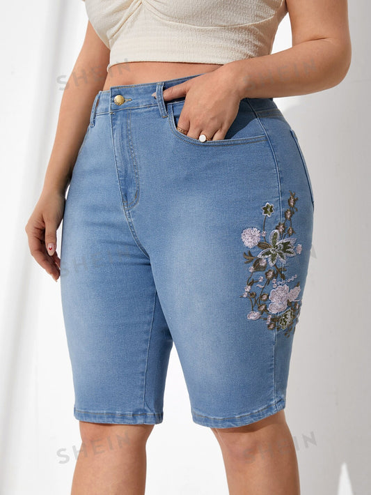 Plus Floral Embroidery Denim Shorts